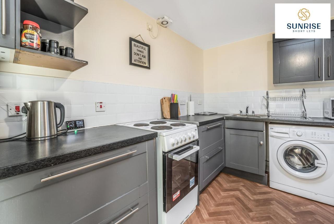 The Law, Has 4 Rooms With Tvs, 2 Bathrooms, Central, Free Parking, Fully Equipped, Contractor And Trades Favourite, 5 Mins To Centre - Long Stays, Invoice And Reduced Price Are Only Via Sunrise Short Lets ダンディー エクステリア 写真